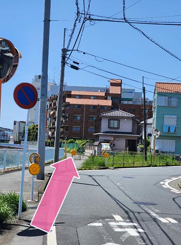 このまま、道なりに行っても行けますが、川沿いの歩道を歩く方が安全です。