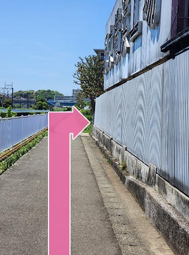 川沿いの歩道を歩くと、右側に紀文の工場が見えてきます。紀文の工場を超えたところを曲がります。